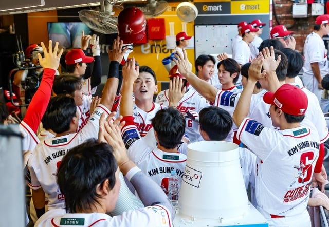 SSG 랜더스 전의산(가운데)이 5일 인천 SSG랜더스필드에서 열린 두산과 2026 신한 SOL KBO리그 홈경기에서 4회말 결승 스리런 홈런을 날리고 세리머니를 하고 있다. /사진=SSG 랜더스 제공