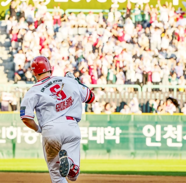 SSG 랜더스 전의산이 5일 인천 SSG랜더스필드에서 열린 두산과 2026 신한 SOL KBO리그 홈경기에서 4회말 결승 스리런 홈런을 날리고 베이스를 돌고 있다. /사진=SSG 랜더스 제공
