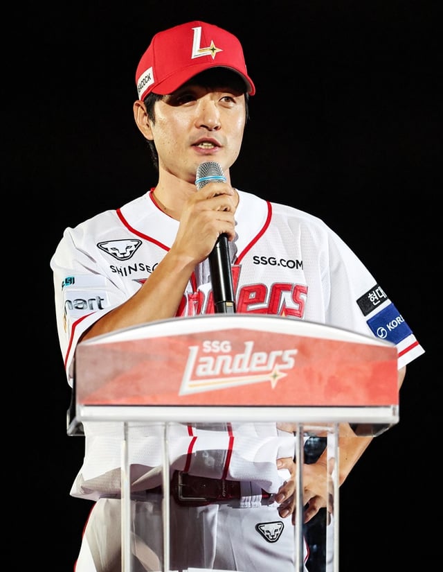 SSGランダースのキム·ソンヒョンが5日、仁川SSGランダースフィールドで斗山ベアーズ戦終了後に開かれた引退式で引退の辞を伝えている。 /写真=SSGランダース提供