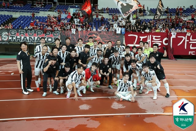 FCソウル選手団が試合後、記念撮影に臨んでいる。 /写真=韓国プロサッカー連盟提供