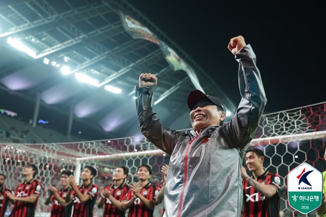 勝利後喜ぶキム·ギドン監督。 /写真=韓国プロサッカー連盟提供