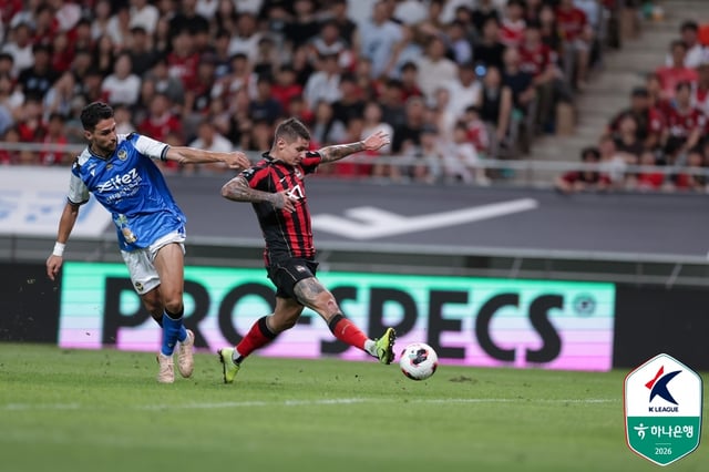 クリマラ（中央）がボール争いを繰り広げている。 /写真=韓国プロサッカー連盟提供