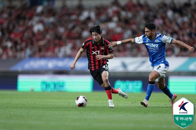 ソン·ジョンボム（左）とフアン·イビジャ。 /写真=韓国プロサッカー連盟提供