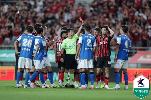レッドカードを受け取る金ゴンヒ(一番右)。 /写真=韓国プロサッカー連盟提供