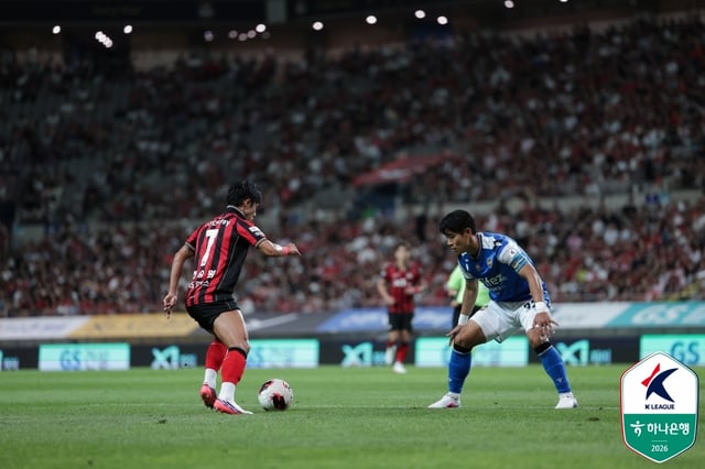 チョン·スンウォン（左）と李ジュヨン。 /写真=韓国プロサッカー連盟提供