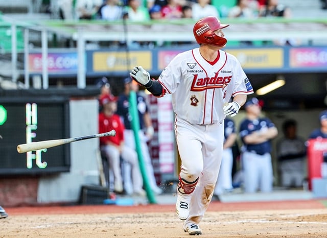 SSG 랜더스 전의산이 5일 인천 SSG랜더스필드에서 열린 두산 베어스와 2026 신한 SOL KBO리그 홈경기에서 4회말 결승 스리런 홈런을 날리고 타구를 바라보고 있다. /사진=SSG 랜더스 제공