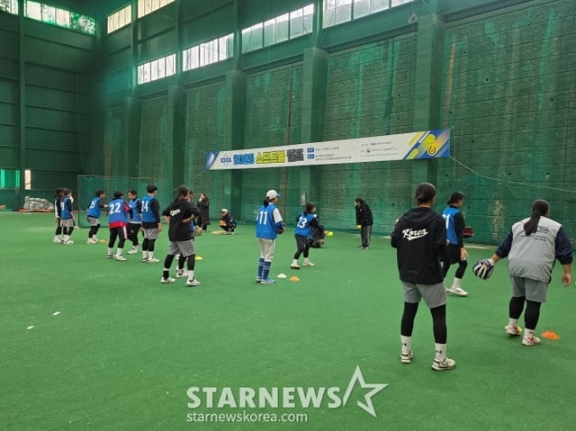 韓国ソフトボールの有望株たちが昨年、京畿道高陽市に位置したNH人材院で開かれた野球·ソフトボール·ベースボール5キャンプで、韓国と日本のソフトボール指導者たちに指導を受けている。 /写真=キム·ドンユン記者