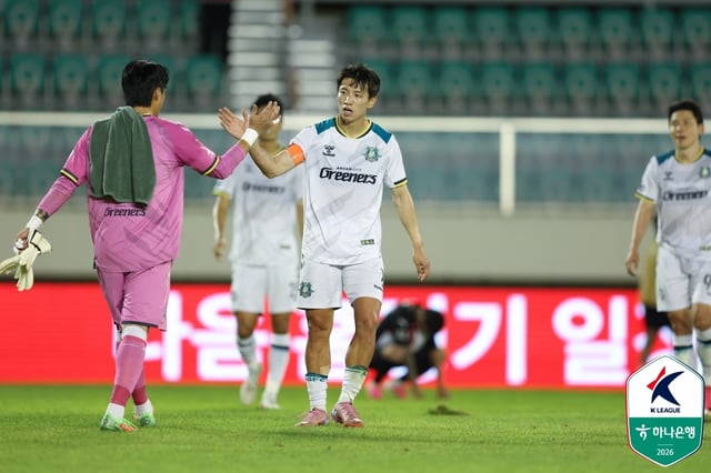 Los jugadores del Ansan Greeners celebran su victoria sobre el Busan I'Park. /Foto=Federación Coreana de Fútbol Profesional proporcionado
