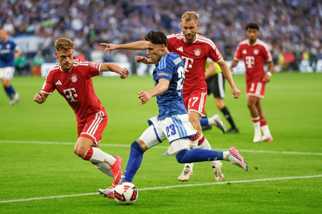 Fans watch the match between Schalke 04 and Bayern Munich in Round 2 of the 2026–2027 German Bundesliga at Veltins-Arena in Peltin, Germany, on the 6th. /Photo=Schalke 04 SNS screenshot