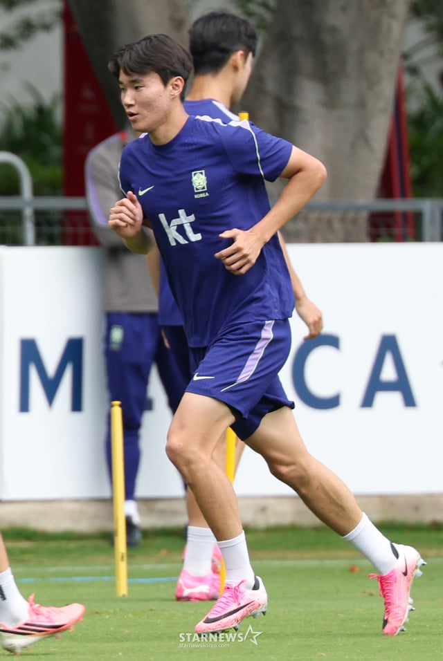 The South Korean national football team conducted training at Chivas Verde Valle in Guadalajara, Mexico, on the 15th ahead of the second round of the 2026 North America World Cup Group A qualifiers. Yang Hyun-jun is seen performing running drills. /Photo=Kim Jin-kyung kim.jinkyung@