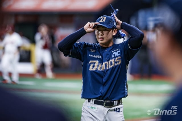 NCダイノスのシン·ヨンウが5日、高尺スカイドームで開かれたキウムヒーローズとの遠征試合で、6回裏1死2、3塁に登板し、奪三振2個でイニングを終えた後、ダッグアウトに向かっている。 /写真=NCダイノス提供