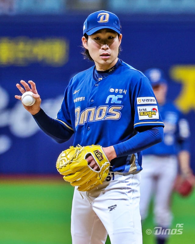 NCダイノスのイ·ジェハクが5日、高尺スカイドームで開かれたキウムヒーローズと遠征試合で先発登板し、捕手とコミュニケーションを取っている。 /写真=NCダイノス提供