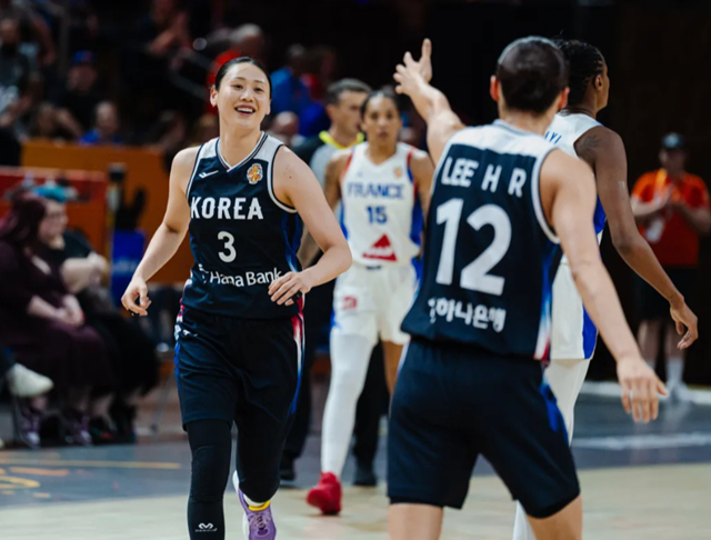 韓国女子バスケットボール代表チームの主将、カン·イスル(左)。 /写真=FIBA