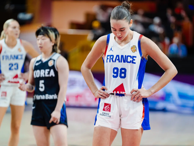 頭を下げたフランスのポーリン·アスティエ(右)。 /写真=FIBA