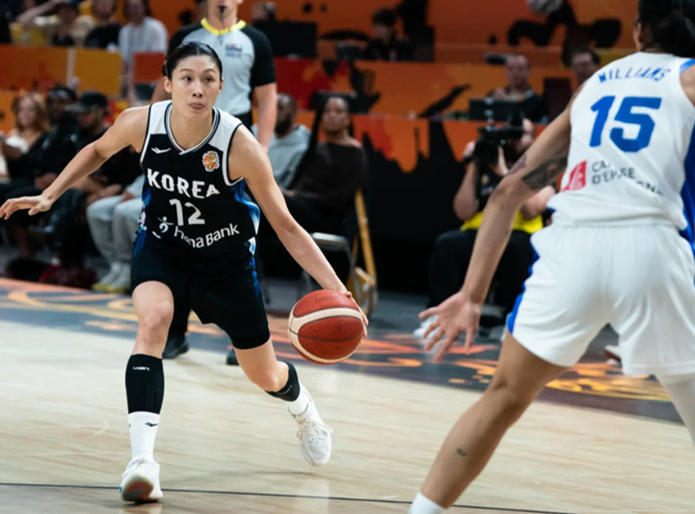 試合に集中する李ヘラン(左)。 /写真=FIBA