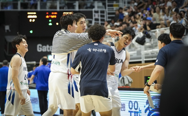 欢呼的韩国球员们。/照片=大韩民国篮球协会提供