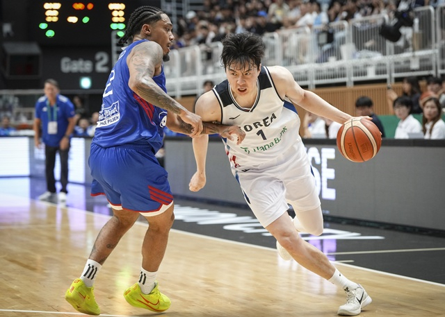 Lee Hyun-joong (derecha), concentrado en el partido. /Foto=Federación de Baloncesto de Corea del Sur proporcionado