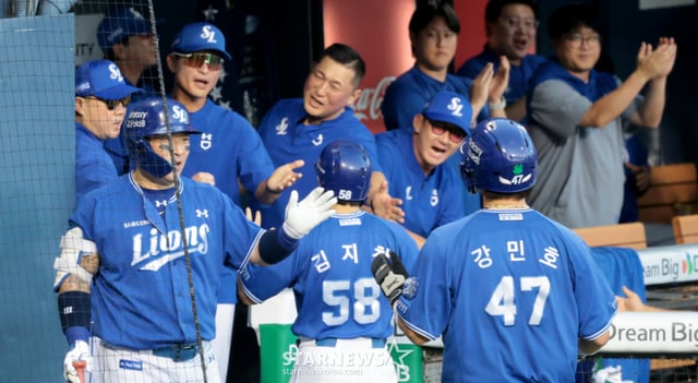삼성 2번타자 박승규가 6일 잠실야구장에서 열린 2026KBO리그 삼성라이온즈와 LG트윈스 경기 6회초 2사 2,3루에서 2타점 적시타를 터트리자 김지찬 강민호가 득점한 후 최형우의 축하를 받고 있다 . 2026.09.06.   삼성 2번타자 박승규가 6일 잠실야구장에서 열린 2026KBO리그 삼성라이온즈와 LG트윈스 경기 6회초 2사 2,3루에서 2타점 적시타를 터트리자 김지찬 강민호가 득점한 후 최형우의 축하를 받고 있다 . 2026.09.06. /사진=강영조 cameratalks@