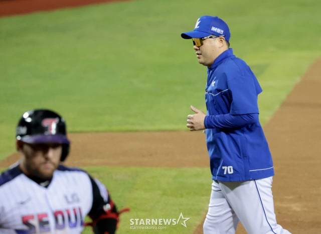 박진만 감독이 지난 4일 잠실야구장에서 열린 2026KBO리그 삼성라이온즈와 LG트윈스 경기 3회말  2사 1,2루 오스틴이 타석에 들어서자 그라운드로 나서서 페덱과 이야기를 나누고 있다.  2026.09.04. /사진=강영조 cameratalks@