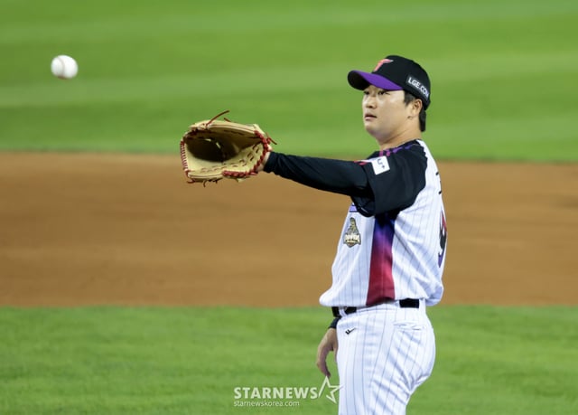 LG에 복귀한 고우석이 4일 잠실야구장에서 열린 2026KBO리그 삼성라이온즈와 LG트윈스 경기 9회초 1점차 리드상황에서 등판해 무실점을 기록하며 승리를 지켜내고 있다. /사진=강영조 cameratalks@