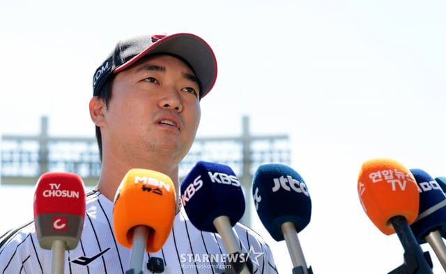 전격적으로 LG에 복귀한 고우석이 3일 잠실야구장에서 열린 기자회견에서 소감과 각오를 밝히고 있다. 고우석은 염경엽 감독과 코치들과 대화를 통해 등판시점을 결정하게 될 것이라 예상했다. 인터뷰를 마무리하며 사진기자들과 포토타임을 갖는 고우석. . 2026.09.03. /사진=강영조 cameratalks@