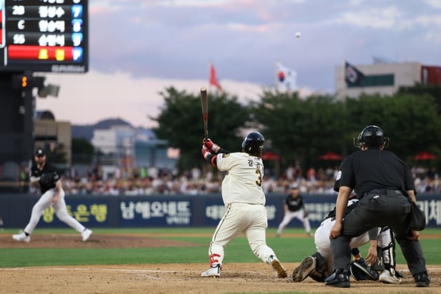 KIA's Kim Sun-bin hits a single during the Gwangju KT game on the 5th. /Photo=KIA Tigers