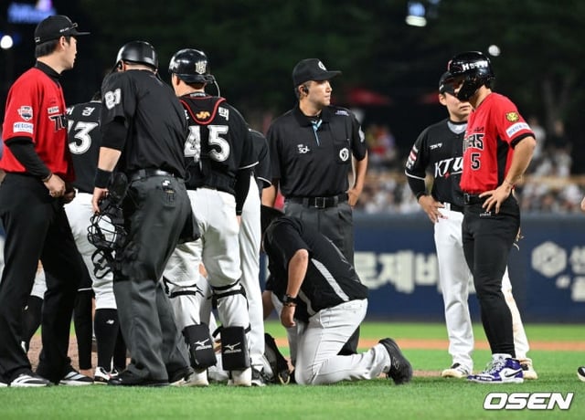 KIA 김도영(맨 오른쪽)이 6일 광주 KT전 8회말 1사 2루에서 자신의 타구에 종아리를 맞아 쓰러진 스기모토를 걱정스럽게 바라바고 있다.