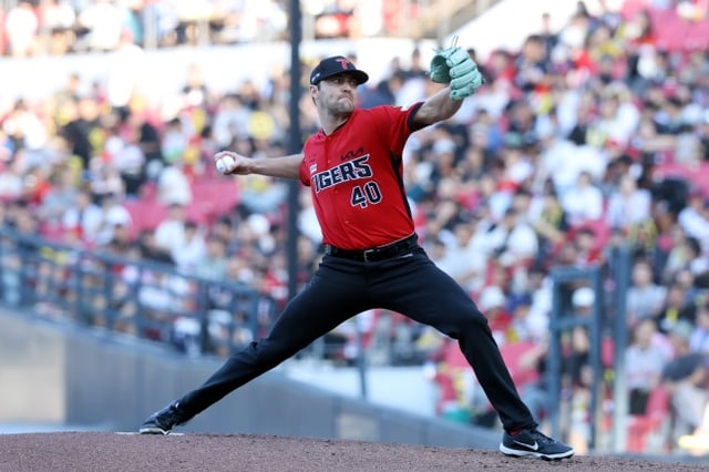 Ngoại binh KIA James Nale đang ném bóng trong trận đấu với KT Gwangju vào ngày 6. /Ảnh=KIA Tigers cung cấp