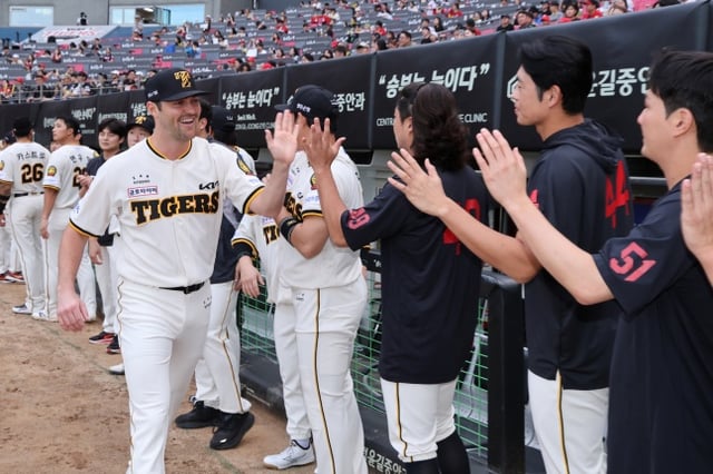 Ngoại binh KIA James Nale (bên trái). /Ảnh=KIA Tigers cung cấp