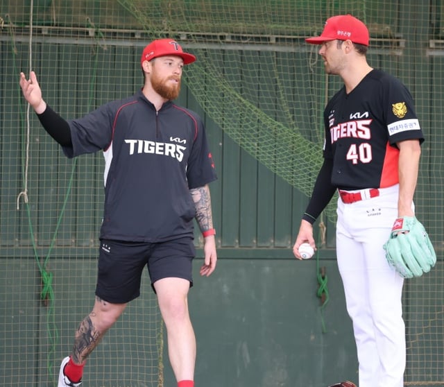 Ngoại binh KIA James Nale (bên phải) và Adam Oller. /Ảnh=KIA Tigers cung cấp