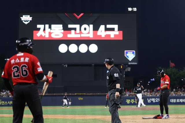 Kim Do-young de KIA logró llegar a base por cuatro bolas intencionales en el partido contra Gwangju KT del día 6. /foto=Federación Coreana de Béisbol Profesional (KIA Tigers)