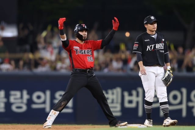 Castro de KIA celebró con una coreografía tras conectar un doble de remolque de dos carreras en el partido contra Gwangju KT del día 6. /Foto=Federación Coreana de Béisbol Profesional (KIA Tigers) proporcionado