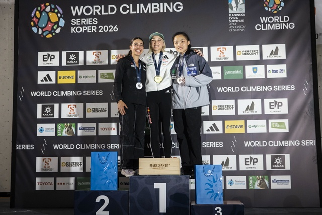 Seo Chae-hyun (right) standing on the podium with the bronze medal. /Photo=Korean Mountaineering Federation