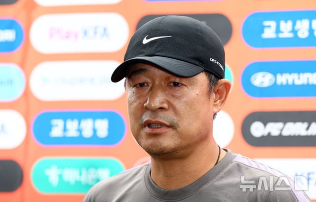 El entrenador del equipo masculino sub-23 de fútbol de Corea del Sur, Lee Min-seong, que participará en los Juegos Asiáticos de 2026 en Aichi-Nagoya, sostiene una entrevista con la prensa el día 1 en Korea Football Park, Cheonan, provincia de Chungcheong del Sur. /foto=NEWSIS