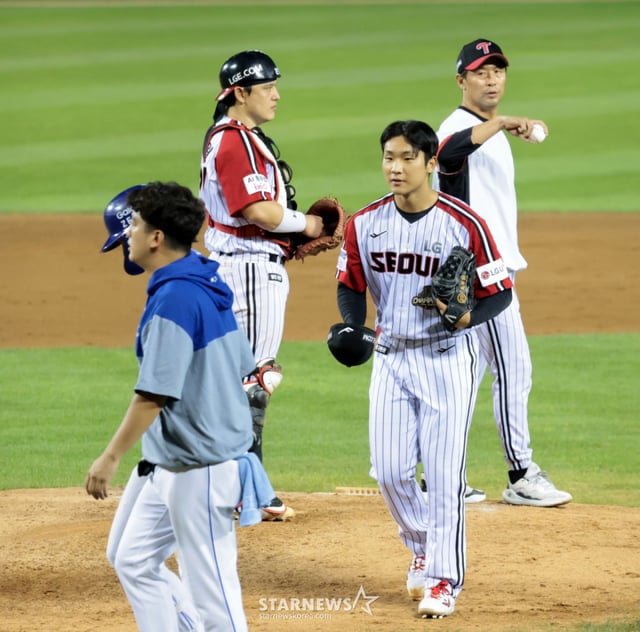 Lee Jae-hyun de Samsung es sustituido en la parte baja del séptimo inning con un out y bases llenas durante el partido entre los Samsung Lions y los LG Twins de la Liga KBO 2026, celebrado el día 6 en el estadio Jamsil, tras ser golpeado por una pelota lanzada por Woo Kang-hoon. Woo Kang-hoon muestra sus disculpas. 2026.09.06. /Foto=reportero sénior Kang Young-jo