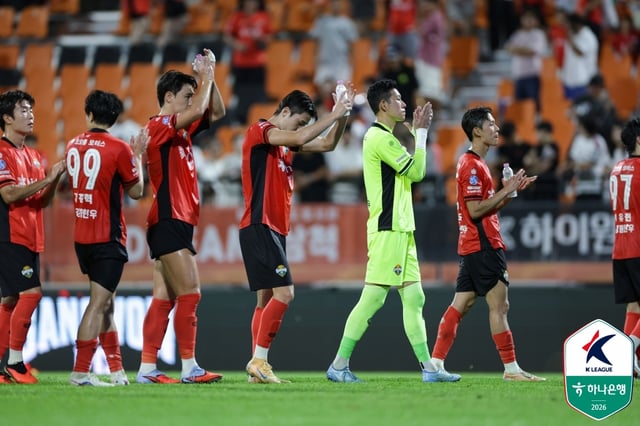 강원FC 선수단이 포항 스틸러스전 무승부 후 팬들에게 인사하고 있다. /사진=한국프로축구연맹 제공