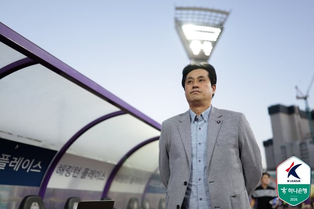 柳炳勋（Yoo Byung-hoon）FC安养教练于6日下午7时，在安养综合运动场举行的韩亚银行K联赛1 2026赛季第27轮比赛前凝视着球场。/照片=韩国职业足球联盟提供