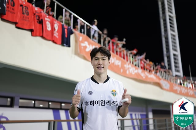 강원FC 공격수 김건희가 6일 오후 7시 안양종합운동장에서 열린 하나은행 K리그1 2026 27라운드가 끝난 뒤 서포터 앞에서 기념사진을 찍고 있다. /사진=한국프로축구연맹 제공