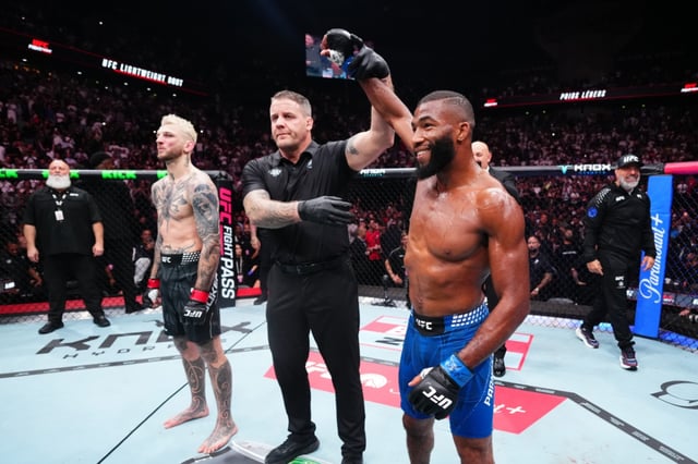 파르나스(오른쪽)가 후커에게 승리를 거둔 뒤 미소짓고 있다. /사진= UFC 제공