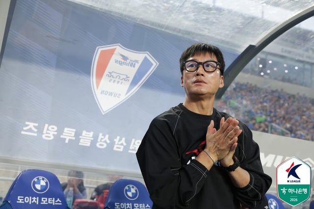 Suwon Samsung, led by head coach Lee Jeong-hyo, defeated Chungnam Asan 2-0 in Round 25 of 'Hana Bank K League 2 2026' held at Suwon World Cup Stadium on the 6th. /Photo=Korea Professional Football League
