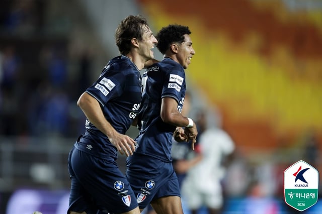 Dovitskas (left) and Fesin. /Photo=Korea Professional Football League