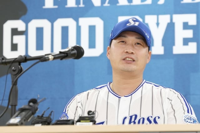 'Oh Seung-hwan, MBC Sports+ baseball commentator, at his retirement ceremony last year. /Photo=Samsung Lions provided