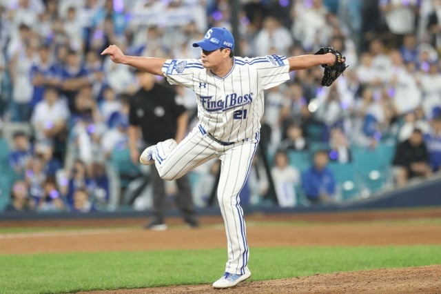 'Oh Seung-hwan, MBC Sports+ baseball commentator, pitching from the mound during his retirement game last year. /Photo=Samsung Lions provided
