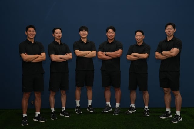 'Oh Seung-hwan (fourth from the left) and other commentators recently established the "Oh Seung-hwan Performance Lab" in Daegu with younger players and took commemorative photos. /Photo=Reco Sports Agency provided'