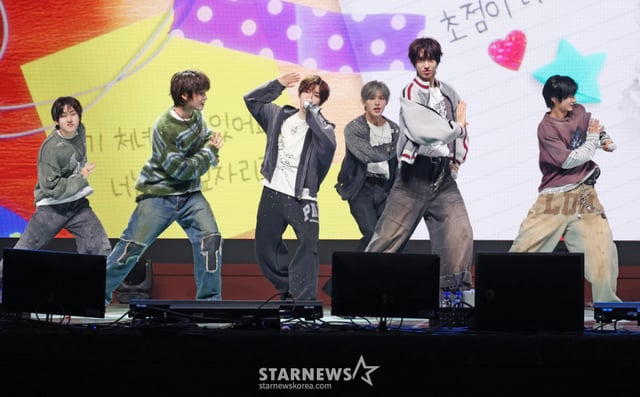 El grupo KickFlip presentó la canción principal en el showcase conmemorativo del lanzamiento de su cuarto mini álbum 'My First Kick', celebrado el día 6 por la tarde en el Yes24 Live Hall, distrito de Gangdong, Seúl. El álbum incluye un total de siete canciones: la canción principal 'I Want to Be Obnoxious', junto con las pistas previamente lanzadas 'Twenty', 'Stup!d', 'Geokkuro' (Al revés), 'Scroll', 'Roar' y 'My Direction'. /foto=Lee Dong-hoon photoguy@