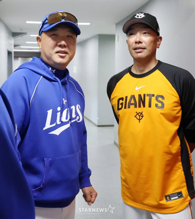 三星狮队于 2月28日在日本冲绳县那霸的 Cellular Stadium 与读卖巨人队进行了练习赛。朴振万教练在赛前与读卖巨人的阿部教练见面致意。/图片=金振景 kim.jinkyung@