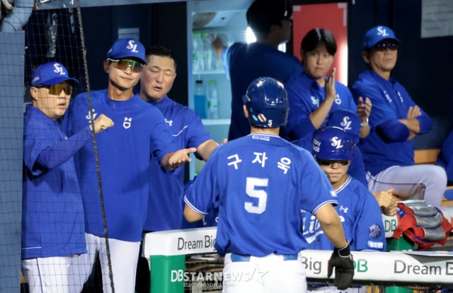삼성 류지혁이 4일 잠실야구장에서 열린 2026KBO리그 삼성라이온즈와 LG트윈스 경기 4회초 2사 3루에서 적시타를 터트리자 3루주자 구자욱이 득점했다. 박진만 감독이 구자욱을 축하하고 있다. 2026.09.04. /사진=강영조 cameratalks@