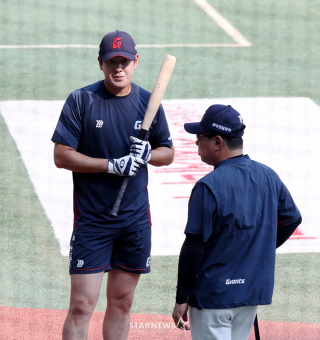 El entrenador Kim Tae-hyung de Lotte conversa con Na Seung-yeop, quien está en entrenamiento, antes del partido de 2026 de la Liga KBO entre SSG Landers y Lotte Giants, programado para el día 16 en IncheonSSGLandersField. 2026.06.16. /Foto=Kang Young-jo cameratalks@