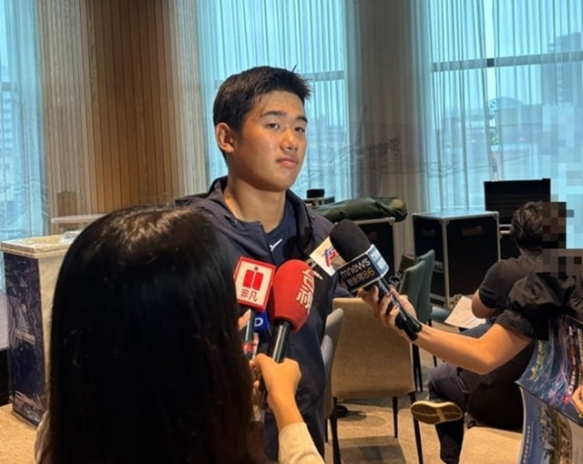 Eom Jun-sang (Deoksu High) is being interviewed by Taiwanese media at a media conference for the Asian Youth Baseball Championship on the 6th. /Photo=Joint reporting team