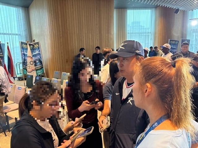 Jung Yun-jin, head coach of the U-18 national team, is fielding questions from Japanese and Taiwanese reporters at a media conference for the Asian Youth Baseball Championship on the 6th. /Photo=Joint reporting team